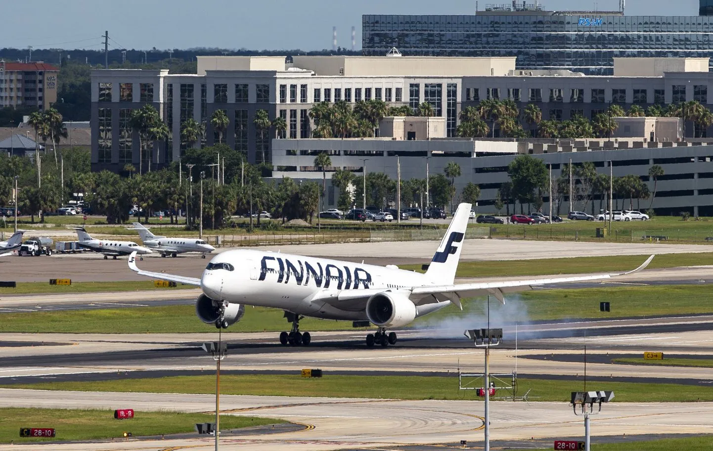 Самолет Finnair приземляется в аэропорту Тампы (США).