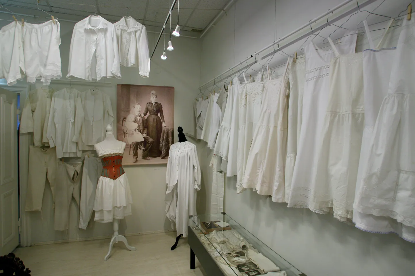 Pärnu muuseumis on avatud näitus, mis käsitleb XX sajandi esimese poole pesumoodi. Eksponeeritud on valik pesuesemeid aastatest 1900-1950, millest põhiosa pärineb Viljandi muuseumi kogust.