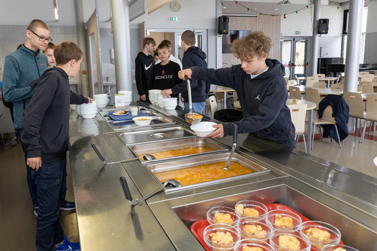 Kuigi tomatine kalasupp mõnd õpilast kulpi haarama ei pannud, oli ka neid, kes kiitsid kalasuppi väga. Magustoiduks olnud koogi suhtes, mida oli soovitanud toiduentusiast Priit Kuus, jõuti aga ühele nõule: see oli maitsev.