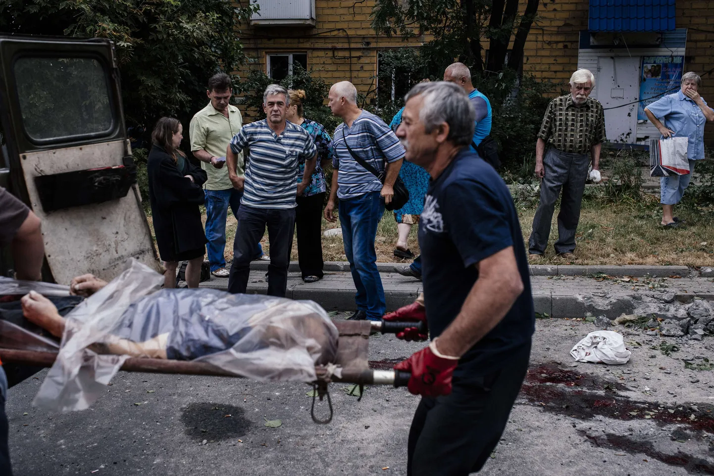 Donetskis sai täna hommikul surma kaks inimest, kes seisid ühistranspordipeatuses. Fotol toimetavad ametnikud ühte ohvrit autosse.