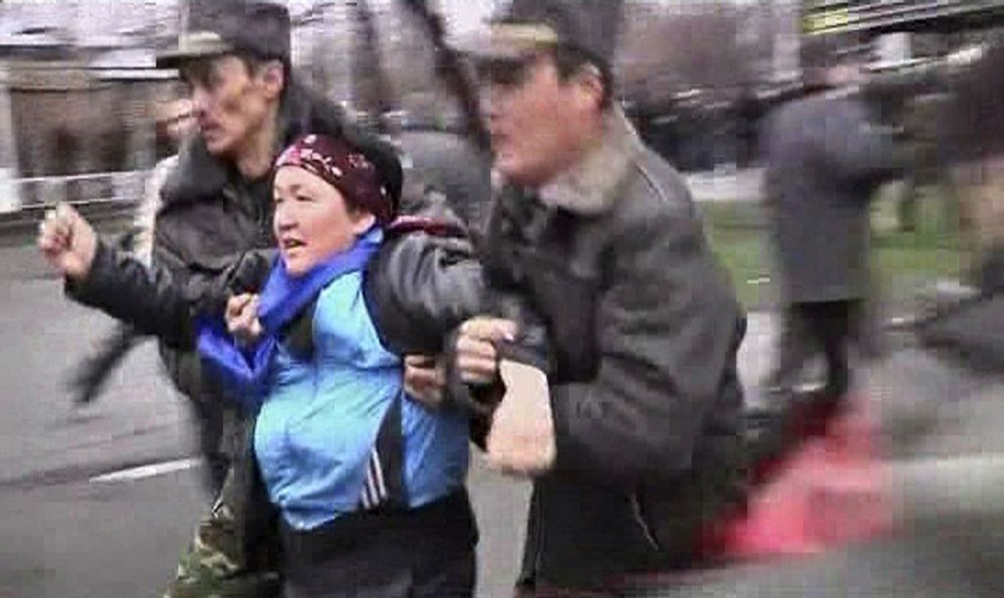 Kõrgõzstani miilitsad peavad kinni meeleavaldajaid Biškekis.