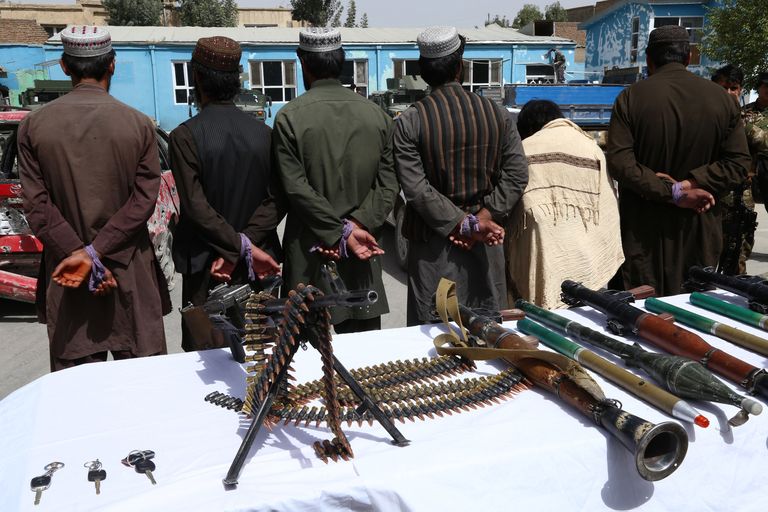 Ghazni linnas tabatud Talibani võitlejad ja neilt konfiskeeritud relvad.