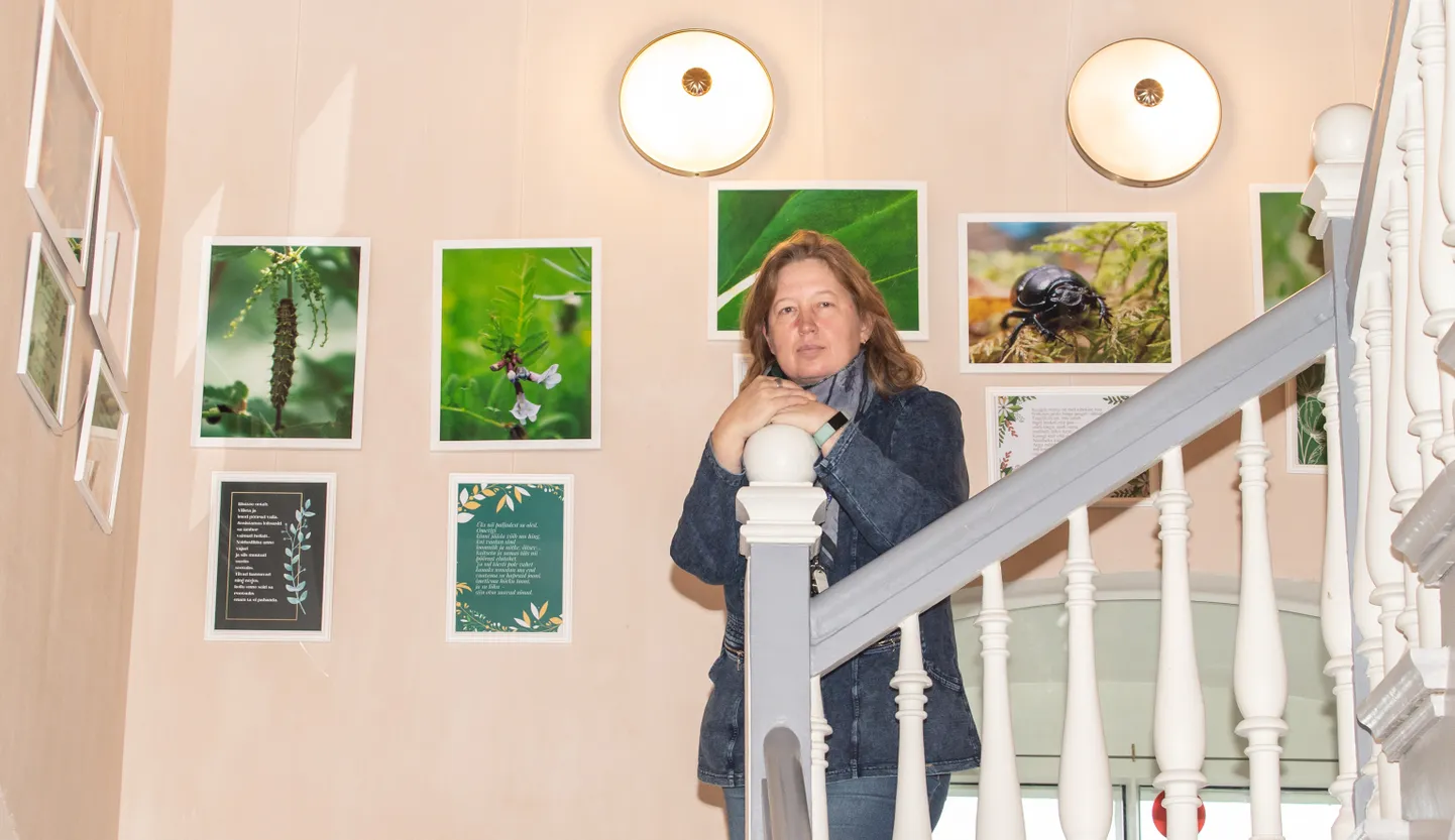 Matemaatikaõpetaja Karmen Kull Illuka mõisakooli trepigaleriis, kus on avatud tema luulenäitus.