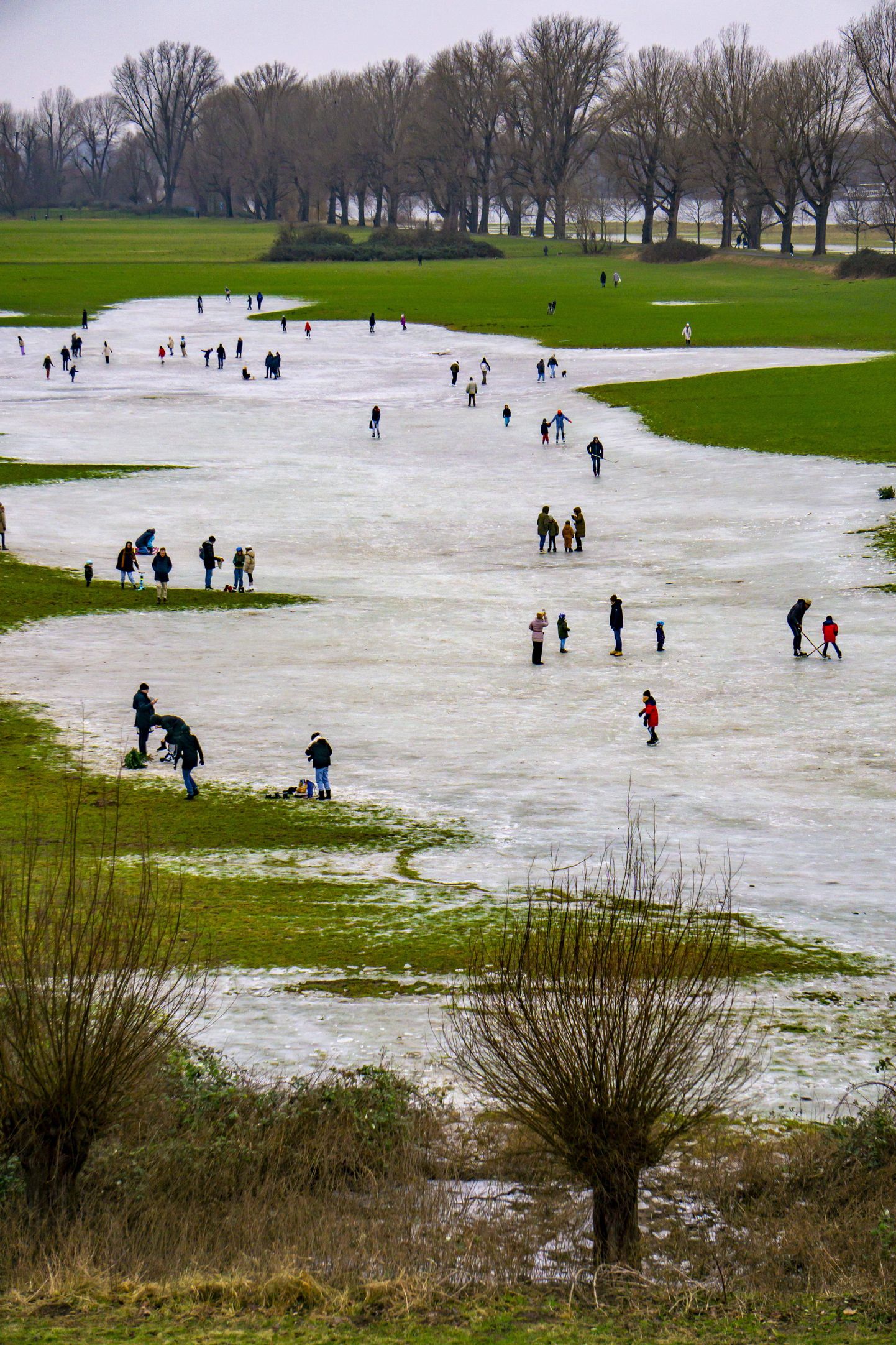 Saksamaa üleujutustele järgnes külmalaine, mis jäätas veekogude kaaned. Ohtlik on olukord, kui lapsed satuvad jääle ja kaotavad valvsuse. Pildil Düsseldorf-Niederkasseli Reini jõeäärne piirkond 14. jaanuaril 2024. a.