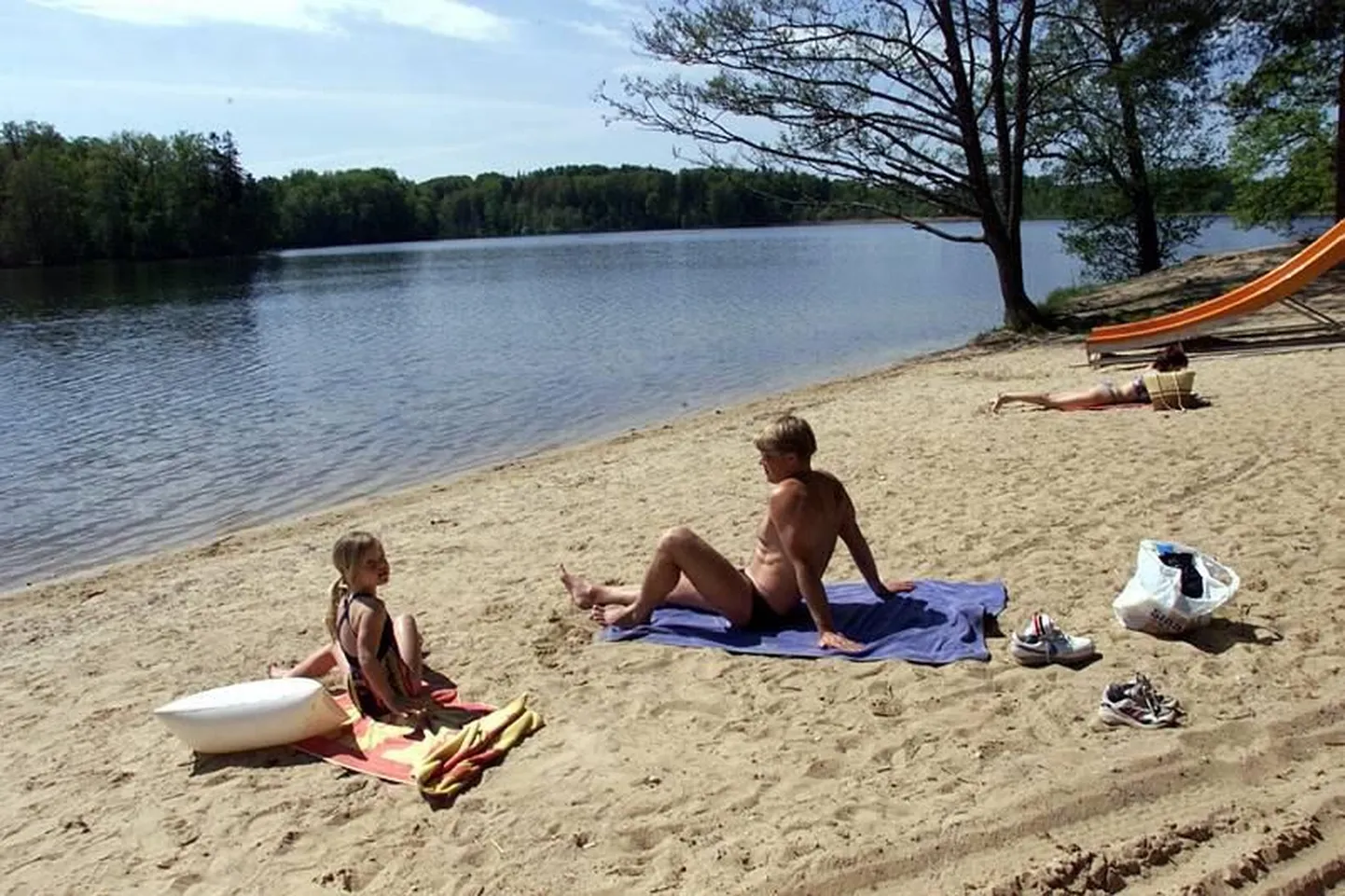 Päevitajad Pühajärve ääres.