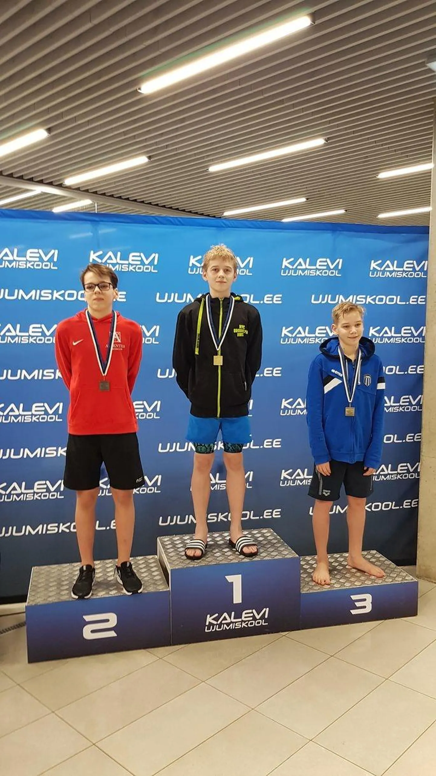 Dimitri Sillaste (pjedestaali kõrgeimal astmel) võitis Tartus peetud ujumisvõistlustel viis medalit.