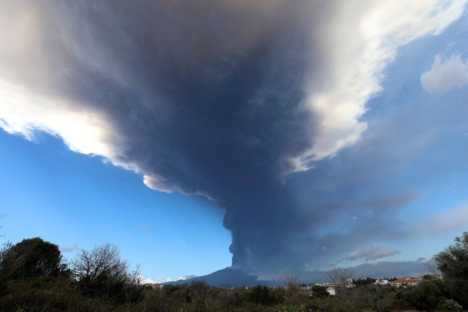 Euroopa kõige kõrgem ja aktiivsem vulkaan, Sitsiilias asuv Etna hakkas taas purskama