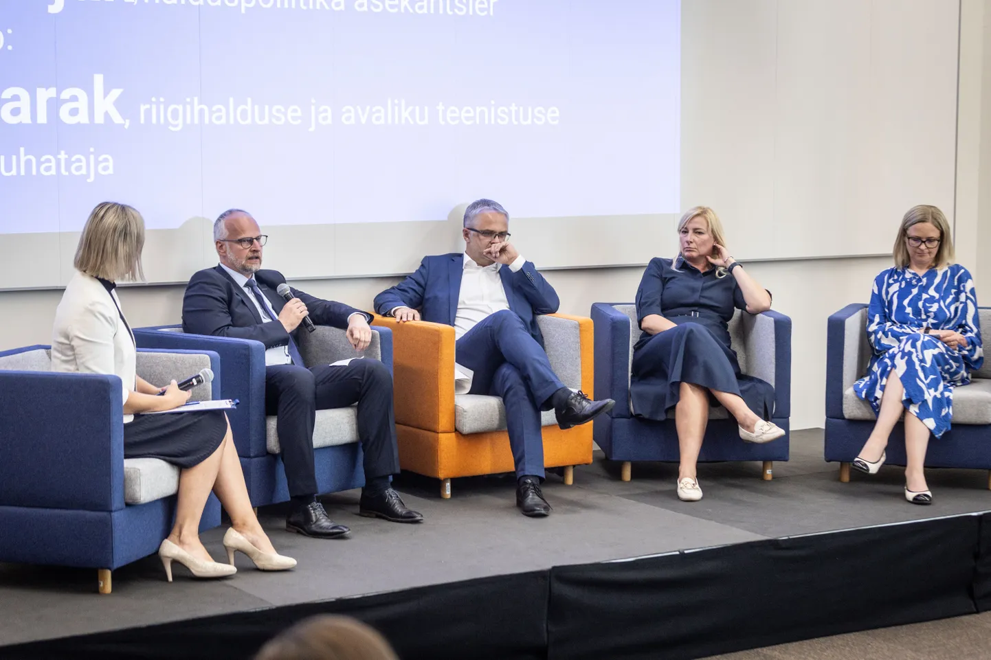 Seminari „Riigivalitsemise senised suunad ja uued väljakutsed“ paneeldiskussioonil osalesid (vasakult) moderaator Ülle Harak, rahandusministeeriumi asekantsler Kaur Kajak, riigikontrolör Janar Holm, riigikantselei strateegiadirektori asetäitja Eili Lepik ja R. Nurkse innovatsiooni ja valitsemise instituudi kaasprofessor Külli Sarapuu