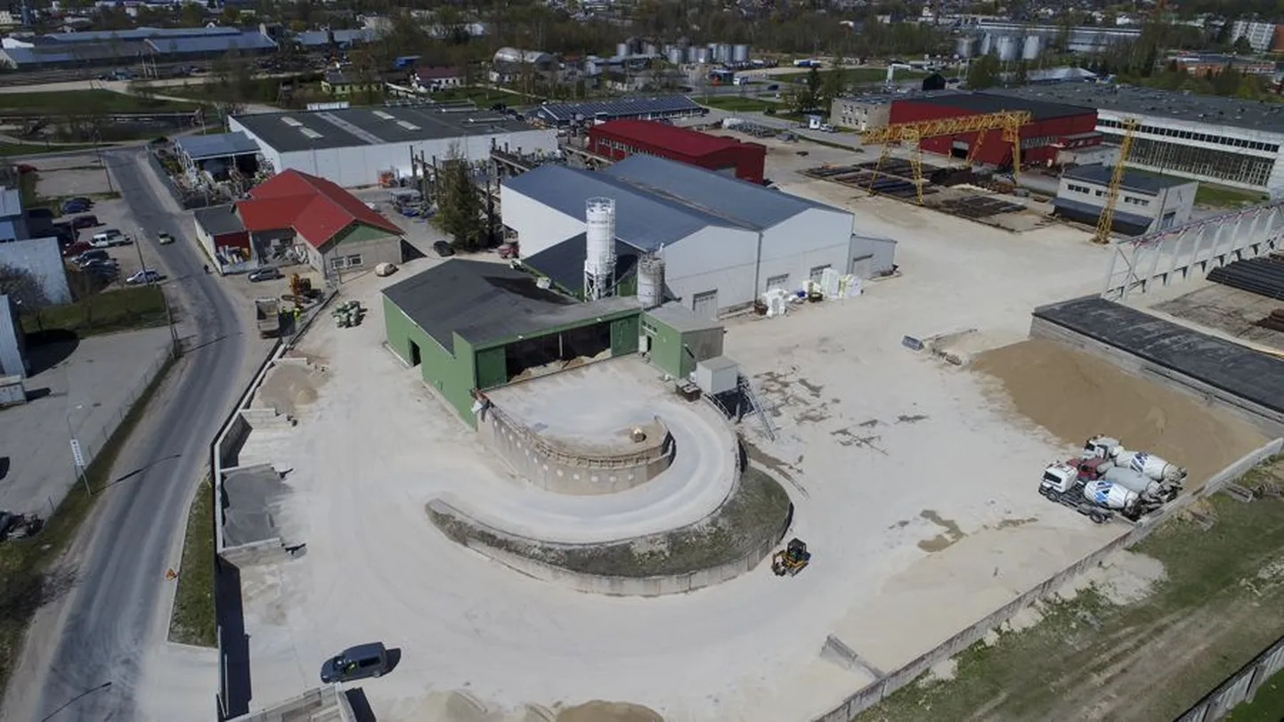 Viljandi Metalli gruppi kuuluvad ettevõtete tootmisüksused, kaasa arvatud VMT Betooni segusõlm (esiplaanil), võtavad enda alla kopsaka tüki Männimäe tööstuspiirkonnast.
