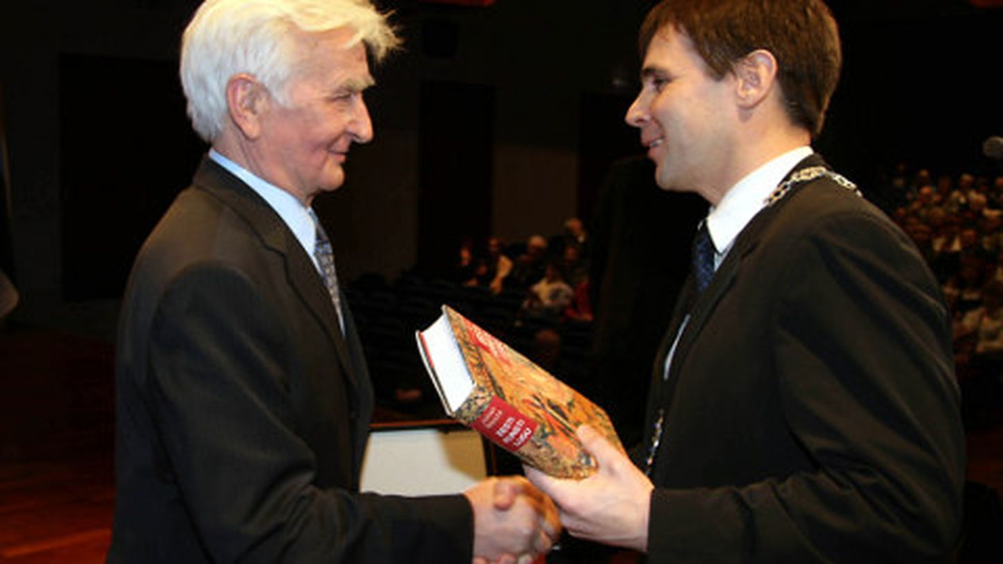 Kui 2010. aastal õnnitles Viktor Nikolaid (vasakul) Jõhvi aukodanikuks saamise puhul vallavanem Tauno Võhmar, siis tänavu 23. veebruaril surub mehel kätt president Toomas Hendrik Ilves.