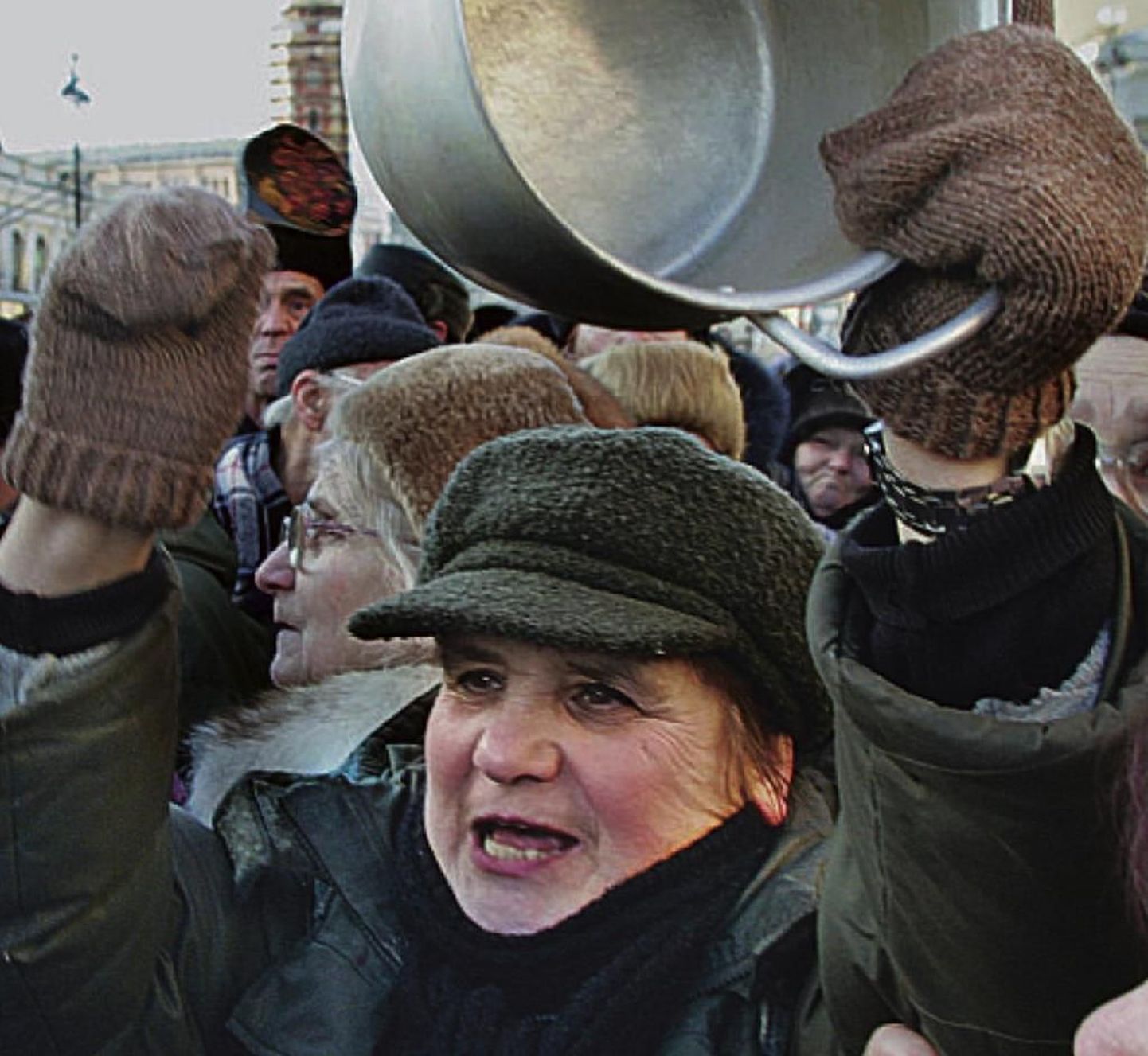 Lusikaga vastu panni lööv vene pensionär 15. jaanuaril Peterburis sotsiaalreformi-vastasel meeleavaldusel, millest võttis osa vähemalt 15 000 inimest.