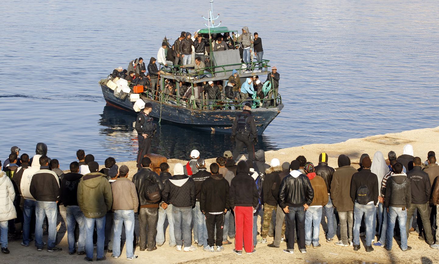 Lampedusal randub laev Põhja-Aafrika migrantidega.