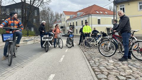 FOTOD ⟩ Sile tee, sile tee, künkad, mättad, auk! Rattaseltsi ja linnavalitsuse liikmete ühine rattasõit tõi esile taristu hädad ja võidud