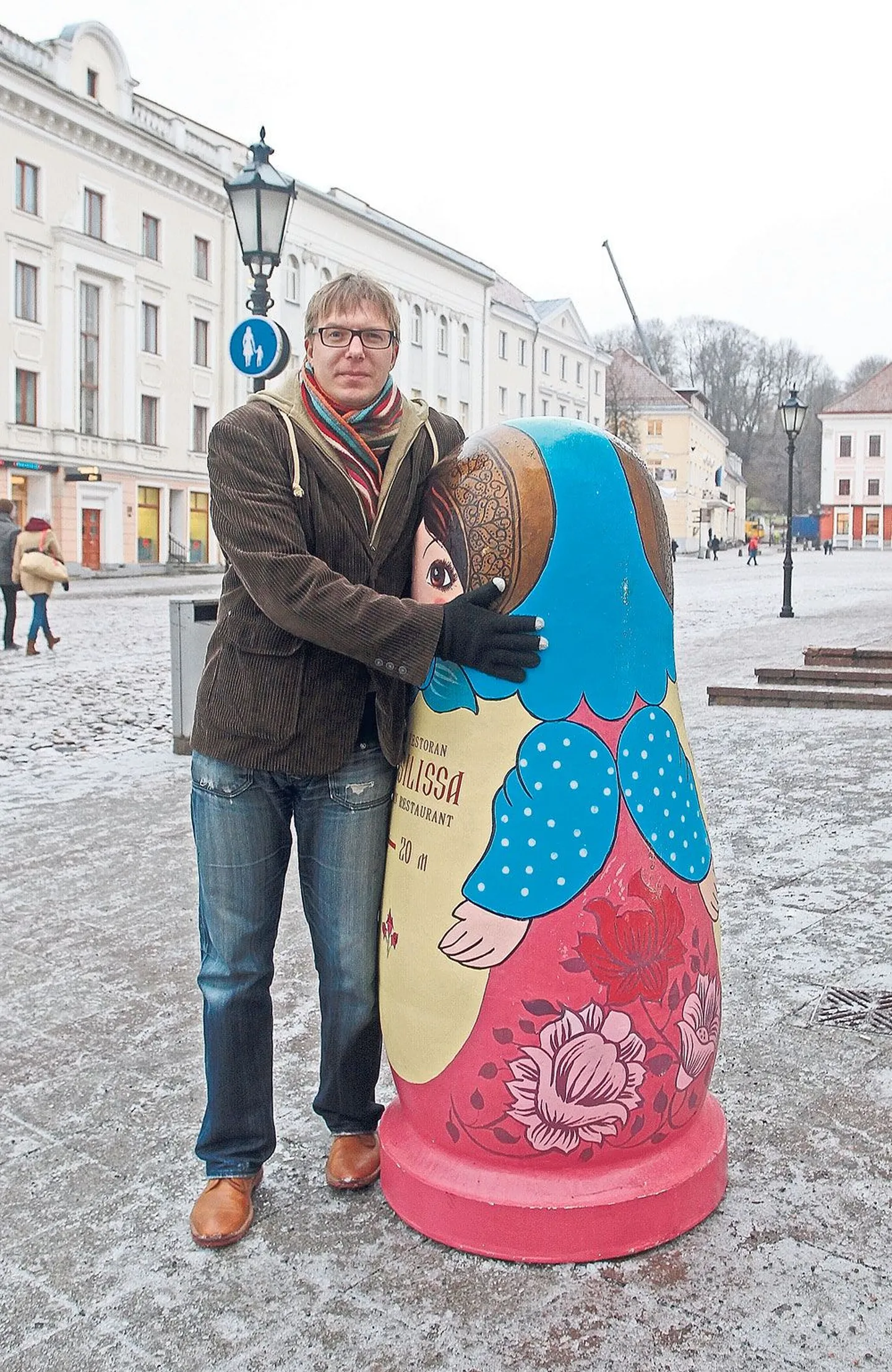 Urmas Vadi (37) kasutas uue raamatu juttude kooskõla kirjeldades mõistet tagurpidi matrjoška. Et asjakohast pilti teha, kutsusime ta Tartu raeplatsi ja Kompanii tänava nurgale, kus keset kõnniteed seisab ühe vene restorani reklaam.