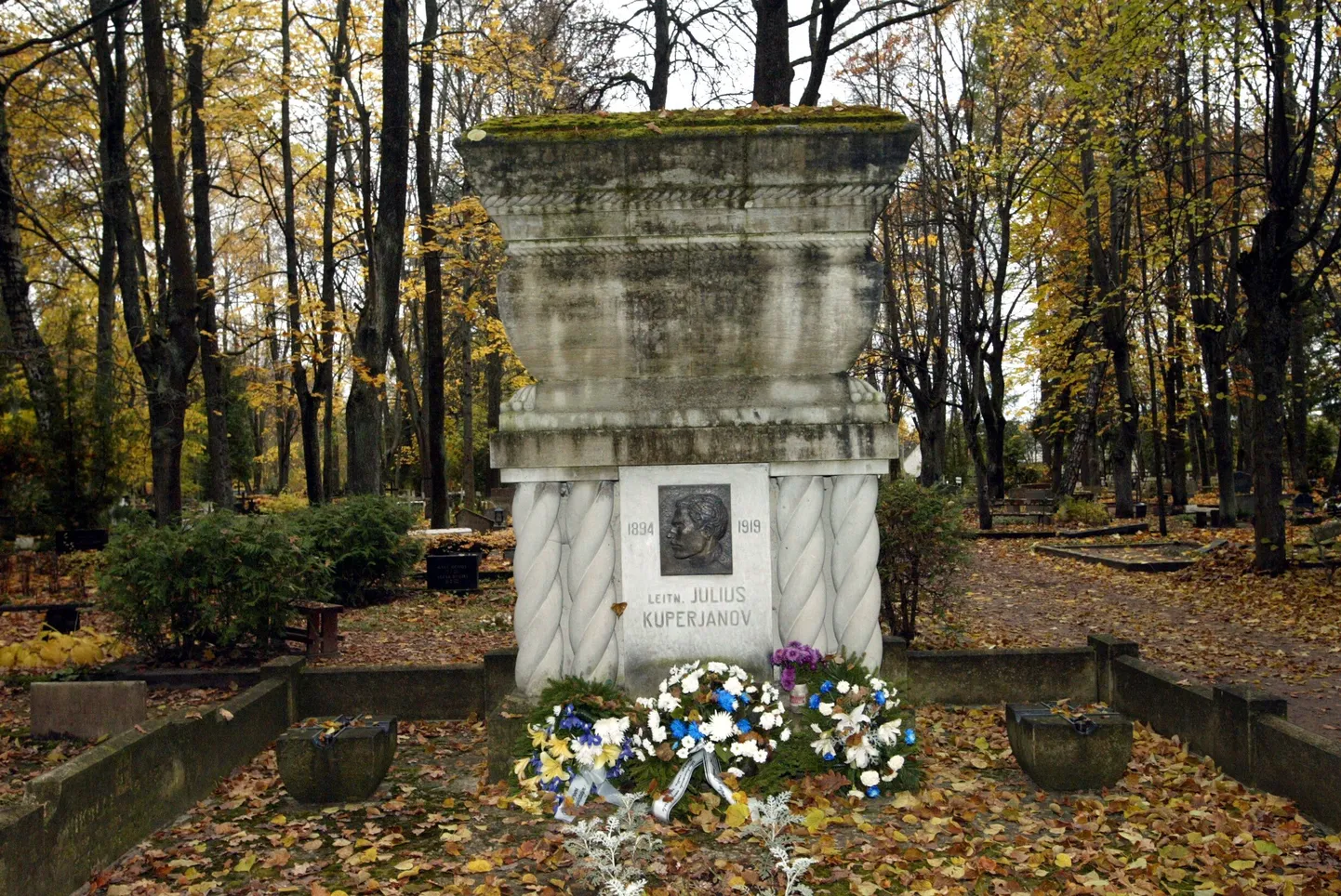 Julius Kuperjanovi ausammas Tartu Raadi kalmistul.
