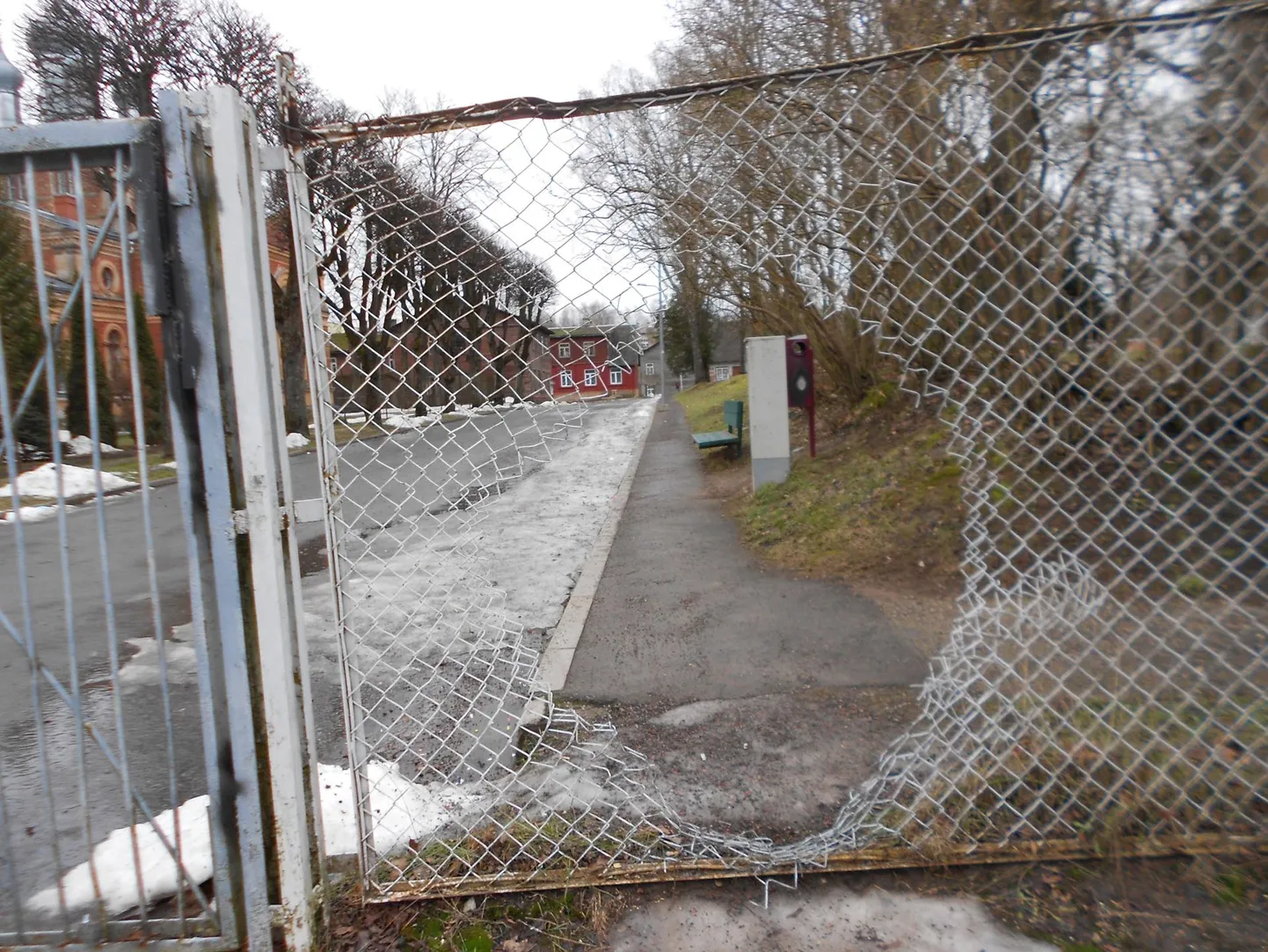 Auk Valga turgu ümbritsevas võrkaias kohe Pargi tänava poolse värava kõrval