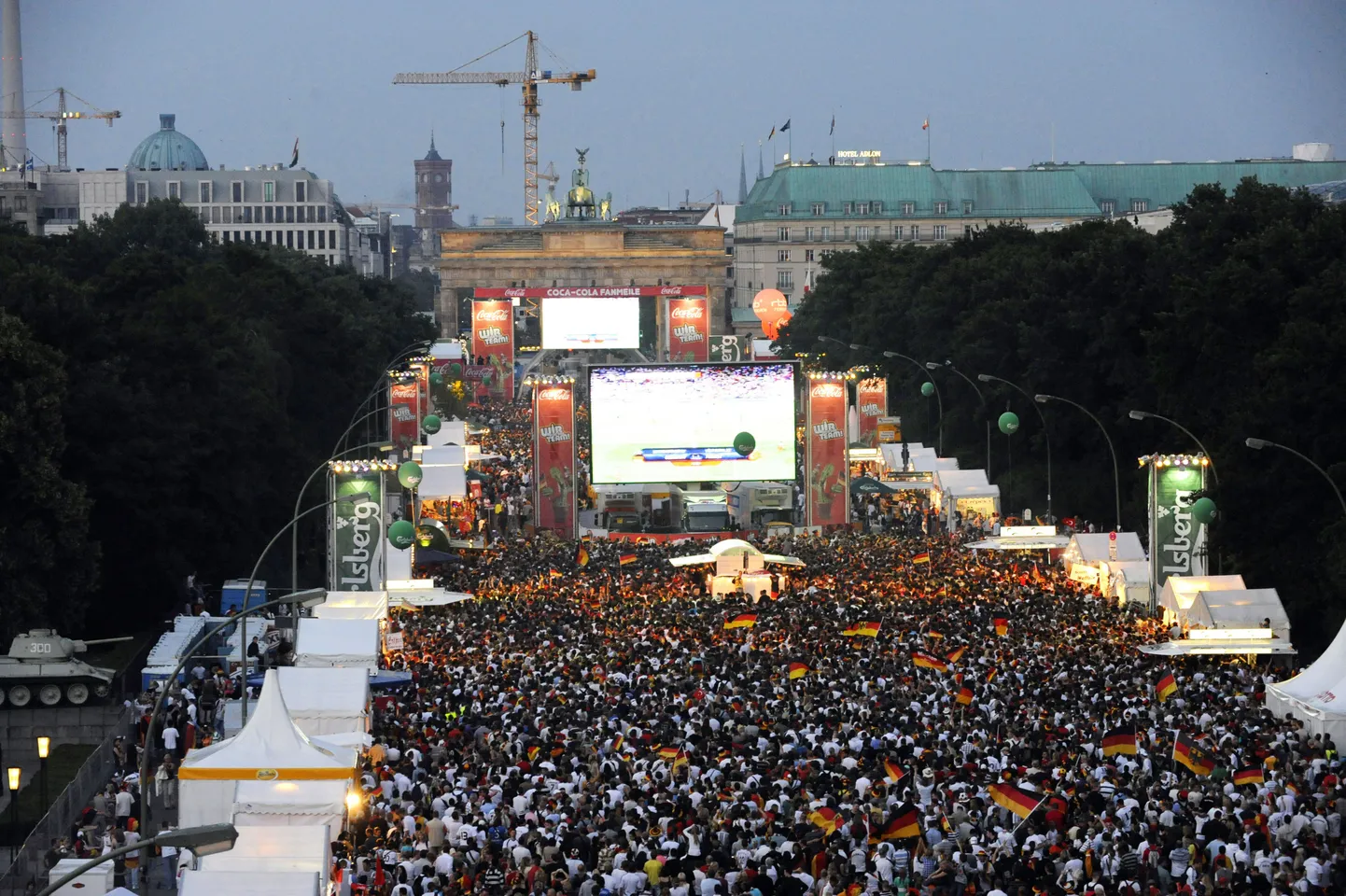 Kolmapäeval kogunes Berliinis Brandenburgi väravate juurde poolfinaali Türgiga vaatama üle 400 000 inimese.