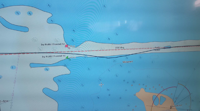 Veeteede ametile edastatud infost nähtub, kuidas laev kaldus kursilt kõrvale (punane katkendlik joon on laevatee, must on reedene teekond)