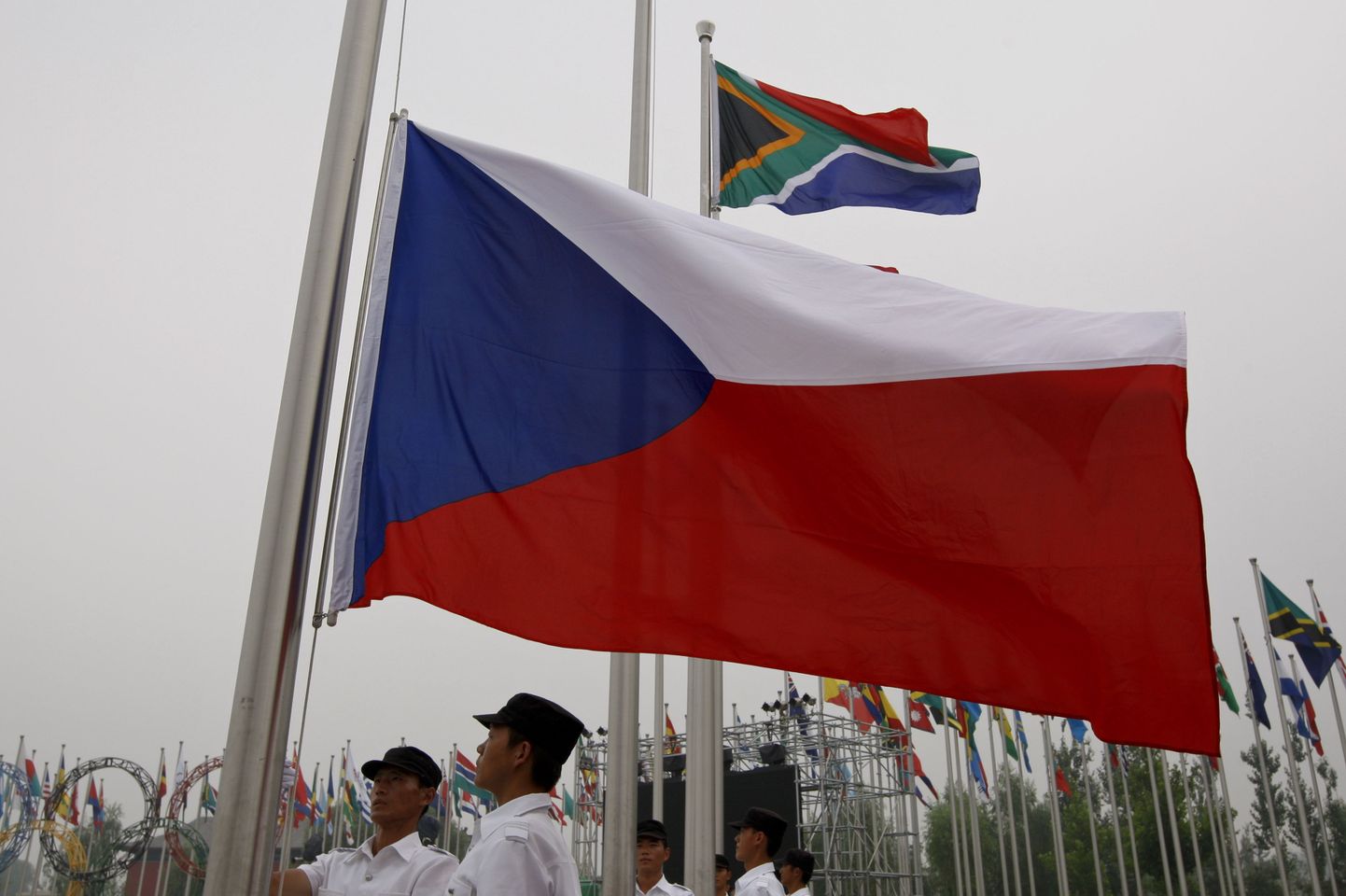 Tšehhi lipu heiskamine Pekingi olümpiakülas.