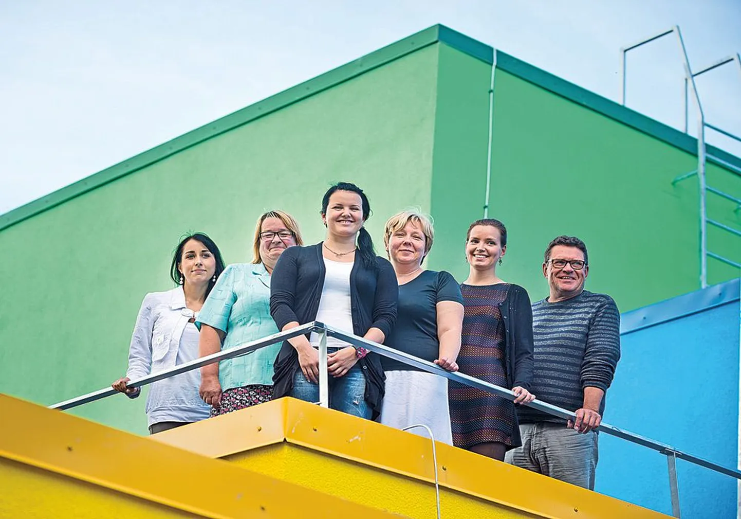 Kostivere kool sai uue kireva kuue nii seest kui väljast. Pildi jaoks ronisid õpetajad Riina Arunurm, Tiina     Kaasik, Ranele Raudsoo, Eele Sekk, Marju Tannberg ja direktor Vaido Niinesalu kooli katusele.