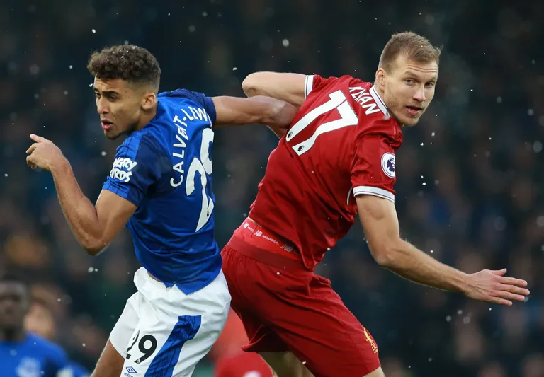 Evertoni jalgpallur Dominic Calvert Lewin ja Liverpooli keskkaitsja Ragnar Klavan.