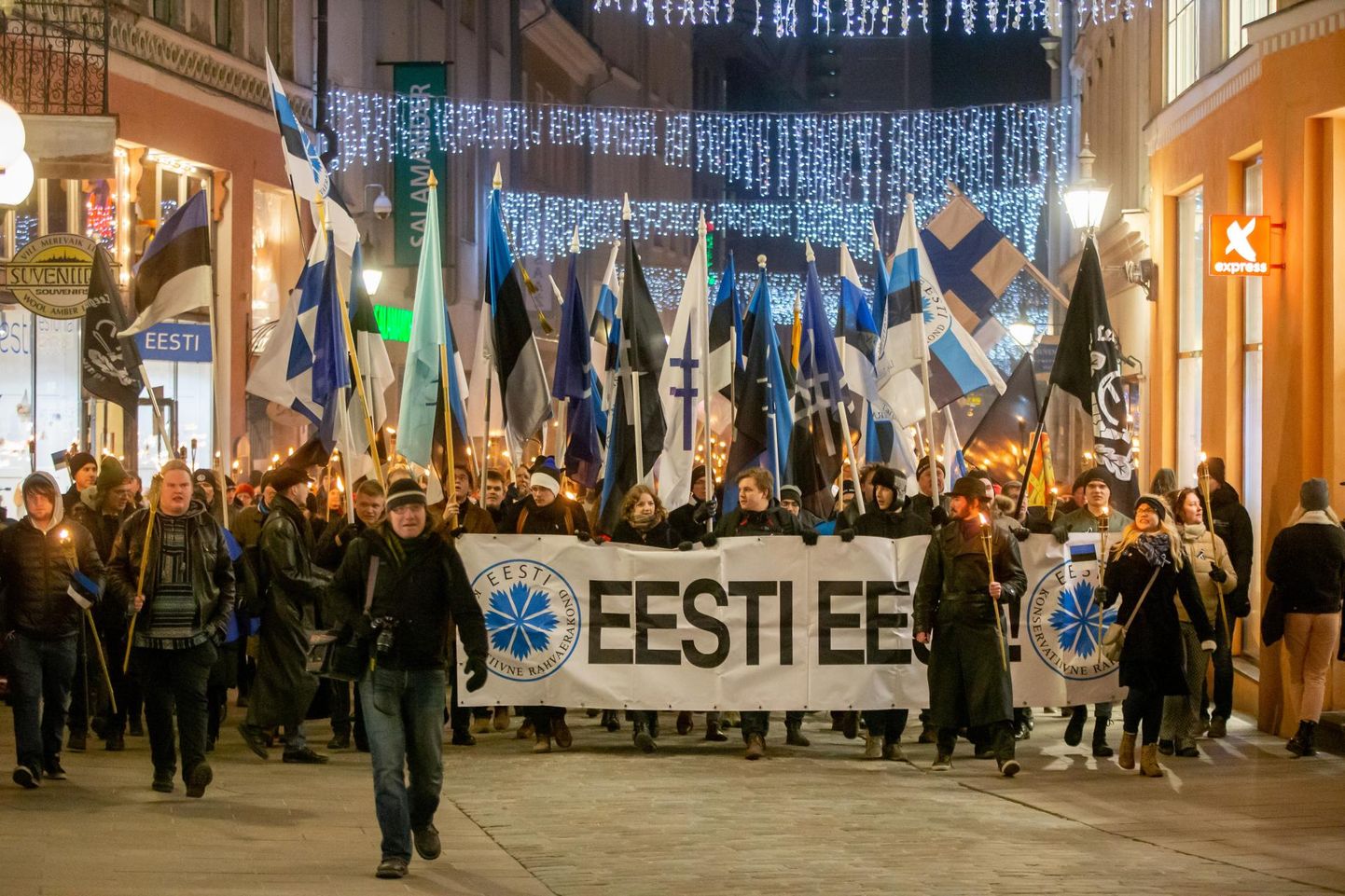 EKRE noortekogu Sinine Äratus korraldatud tõrvikurongkäik läbi vanalinna ja kõnekoosolek Vabaduse väljakul tänavusel vabariigi aastapäeval.