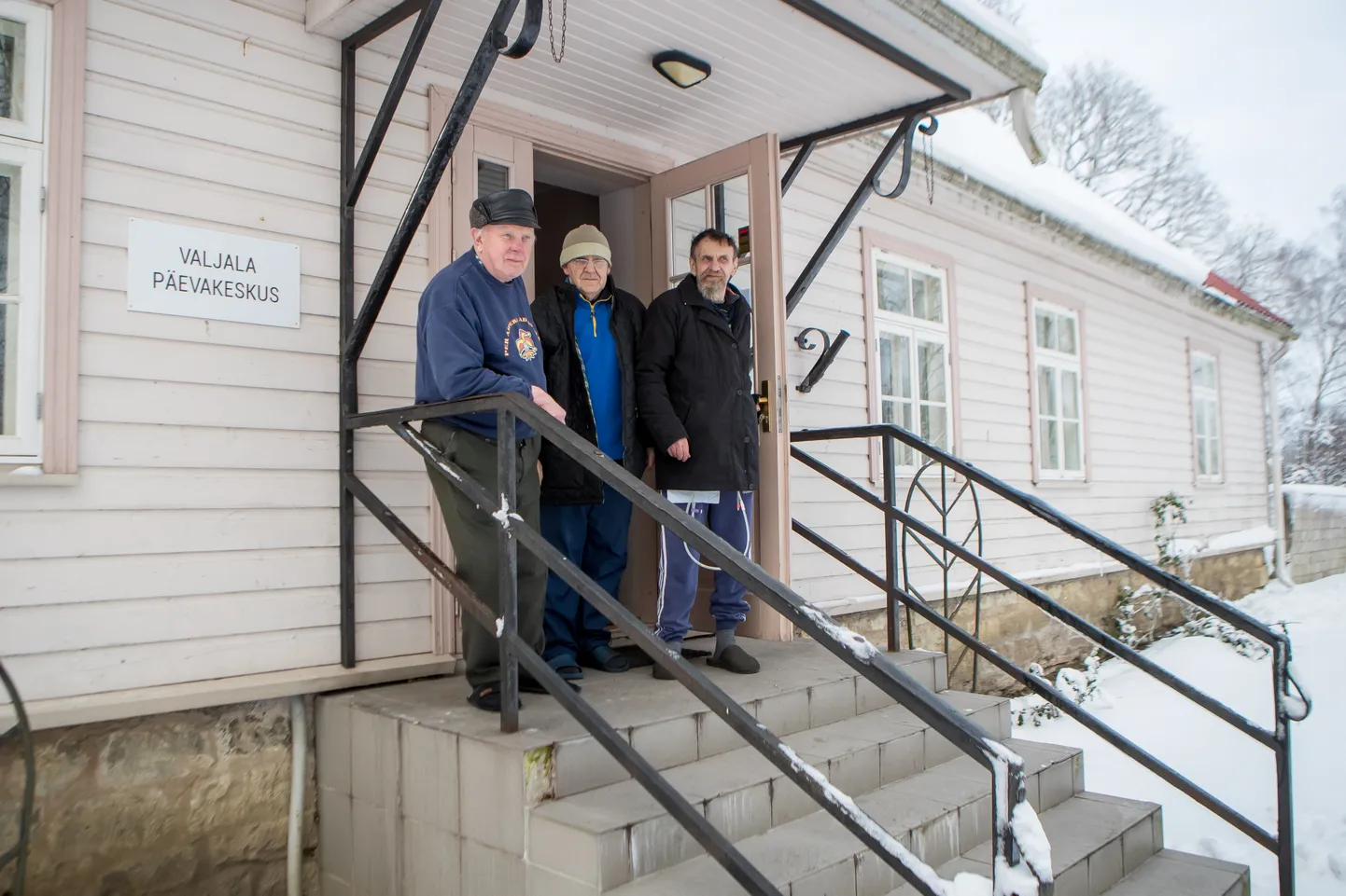 KIBE VÕLLANALI: Valjala sotsiaalkeskuse asukad Kalju Tänav, Rein Kaal ja Juri Väester võrdlesid eile ümberkolimist kuuse alla saatmisega.