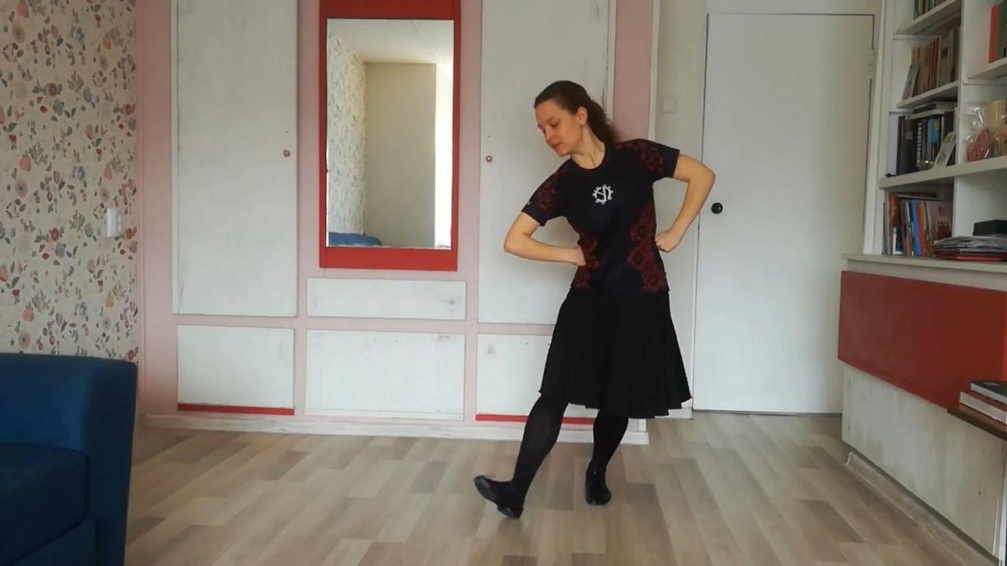 Kaader Tarvanpää kevadisest virtuaalsest trennist – juhendaja Triinu Sikk näitas oma elutoas tantsusamme ette.
