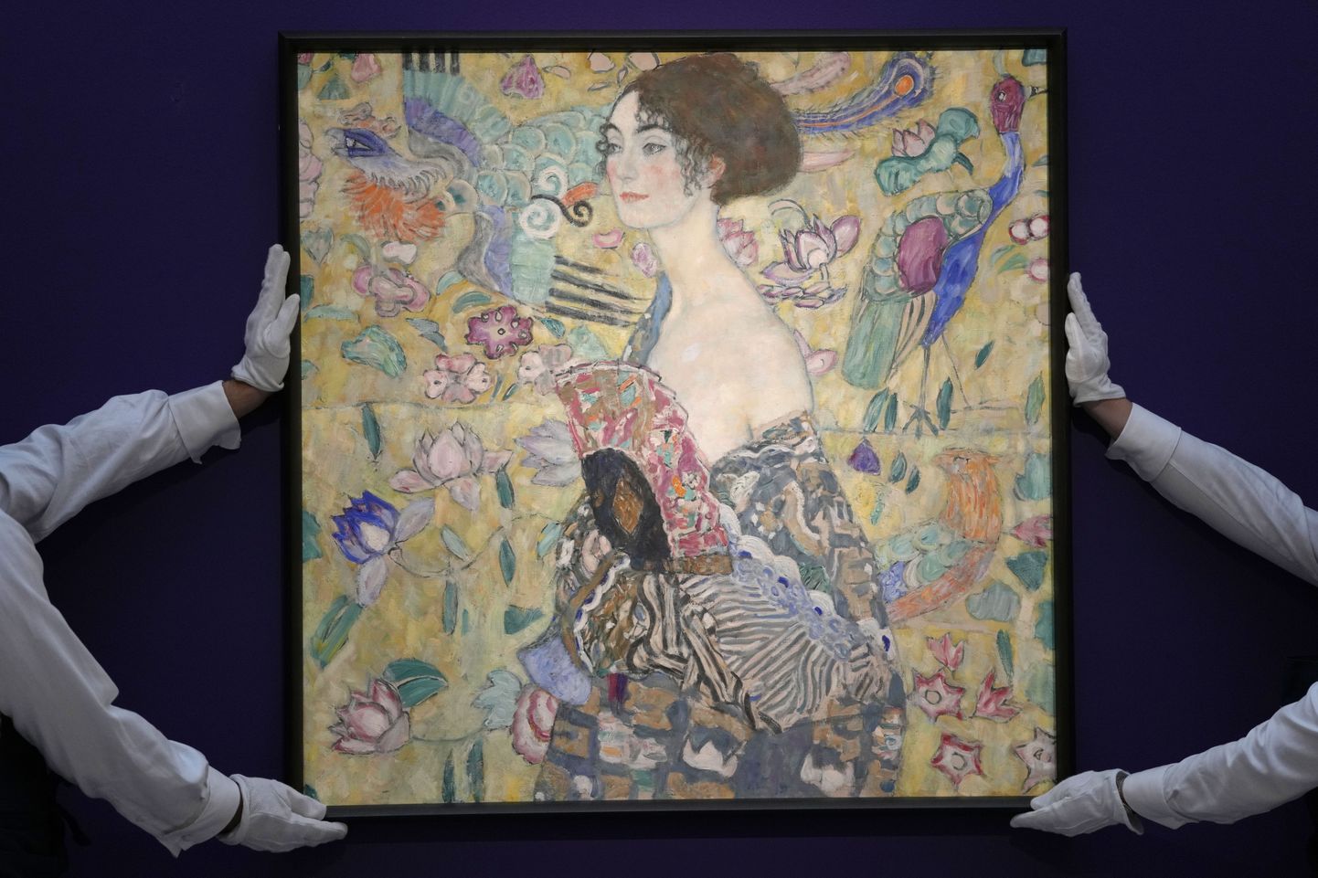 Gustav Klimti kunstiteos «Dame mit Facher» («Daam lehvikuga») Sotheby's Londoni oksjonil.