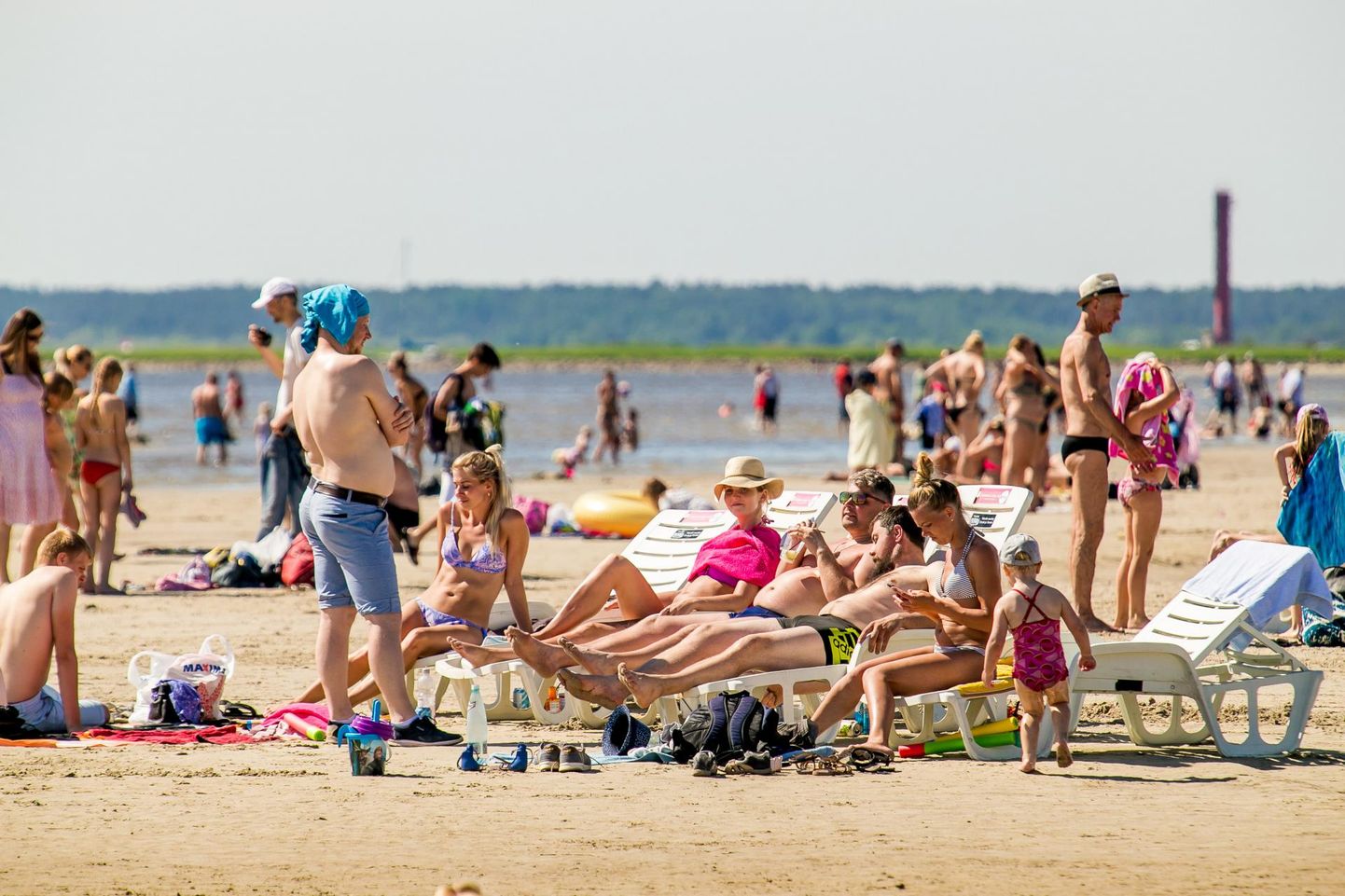 Saabunud suvekuumus rahvast ei kimbuta, käiakse rannas ja jahutatakse end ujudes.