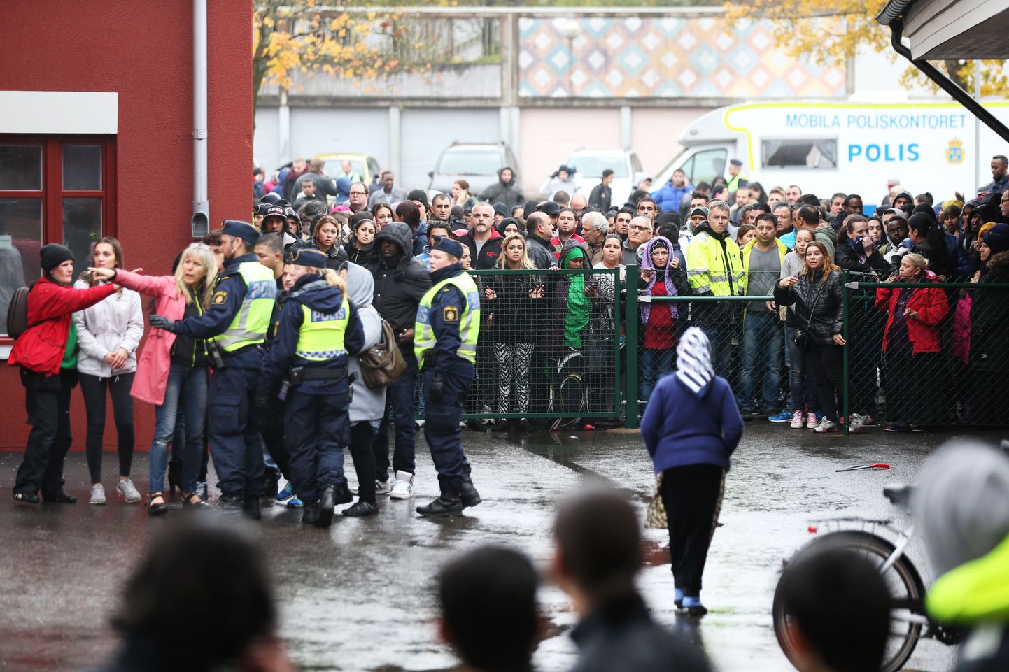 Õpilased, nende vanemad ja politsei Trollhättani kooli juures