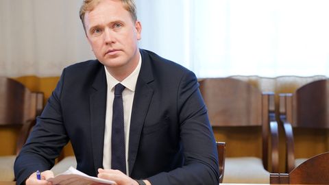 Valainis: "Tet" un LMT iegādes darījums norit kā plānots