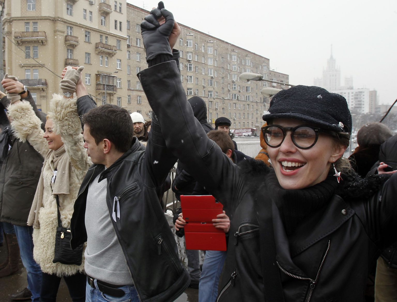 Февраля 2012 года. Ксения Собчак на митинге. Собчак на митинге. Собчак на протестном митинге 2012. Яшин Собчак на митинге.