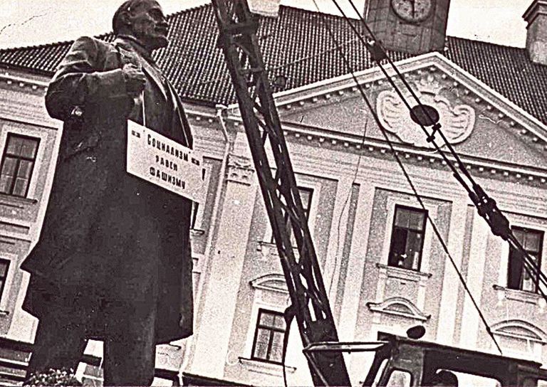 23. augusti hommik 1990, Lenini kuju on saabunud Raekoja platsile. Jahmatust jagus nii linnavalitsuse liikmetele raekojas kui ka jalutajatele platsil. Foto:
