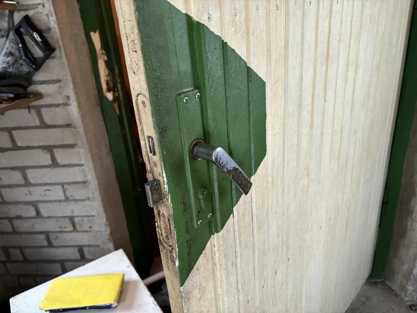Одна из взломанных дверей в деревне Прууна.