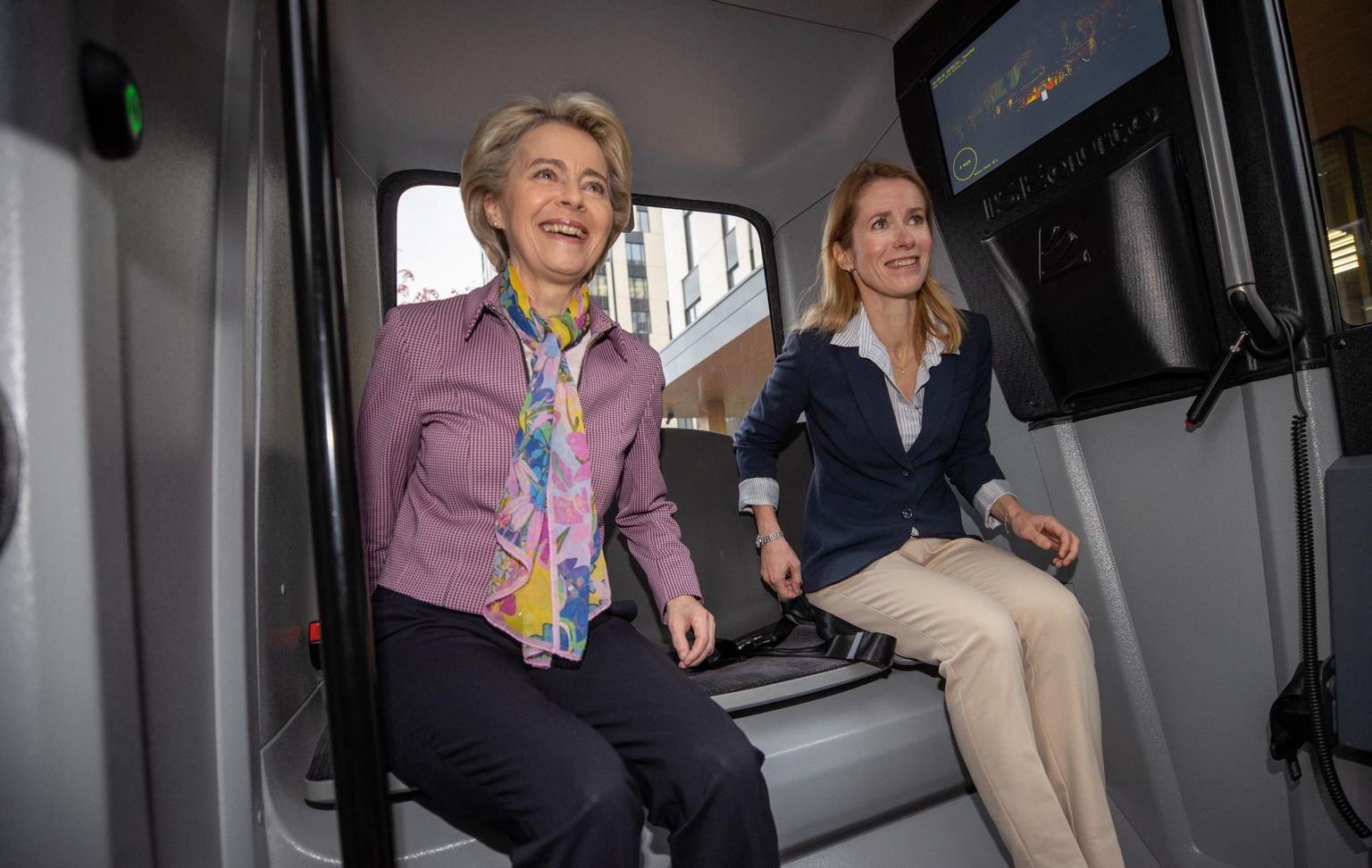 Euroopa Komisjoni president Ursula von der Leyen (vasakul) ja Eesti peaminister Kaja Kallas tiirutasid eile hommikul Ülemiste linnakus ringi isejuhtiva bussiga. Von der Leyenile tekitas esmakogemus soovi sarnast sõidukit uuesti proovida.