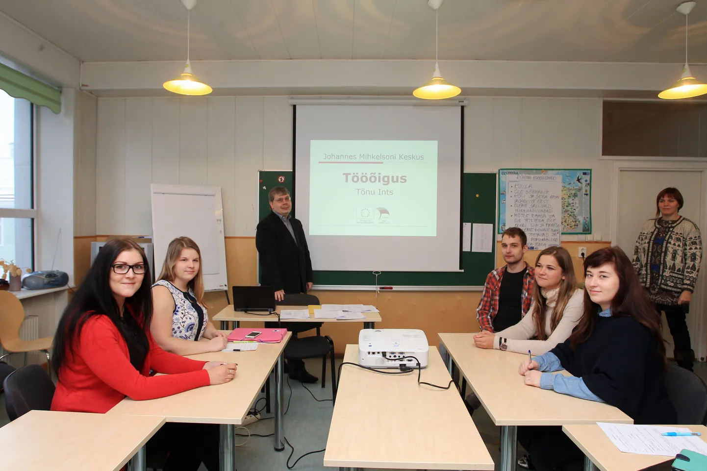 Unistuste töö nimel näevad vaeva Johannes Mihkelsoni keskuses Margit Lätting (vasakult), Sigrid Külaots, keskuse juht Tõnu Ints (tahvli ees), Sten Murd, Kaire Tagel. Ukse juures seisab projektijuht Margit Tago.