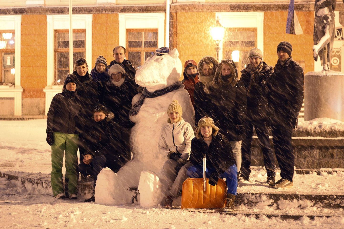 Ülikooli kultuuriklubi püstitas Raekoja platsile kevadpäevade maskoti Villemi lumest skulptuuri. Maksma ei läinud see midagi.