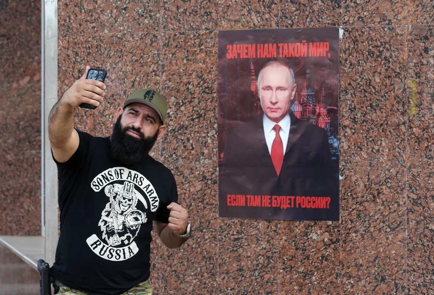 В созданном Россией фальшивом государстве «Донецкая Народная Республика» значительная часть населения была призвана на войну. Местных мужчин там осталось немного, но туда прибывают новые мужчины - из России.
