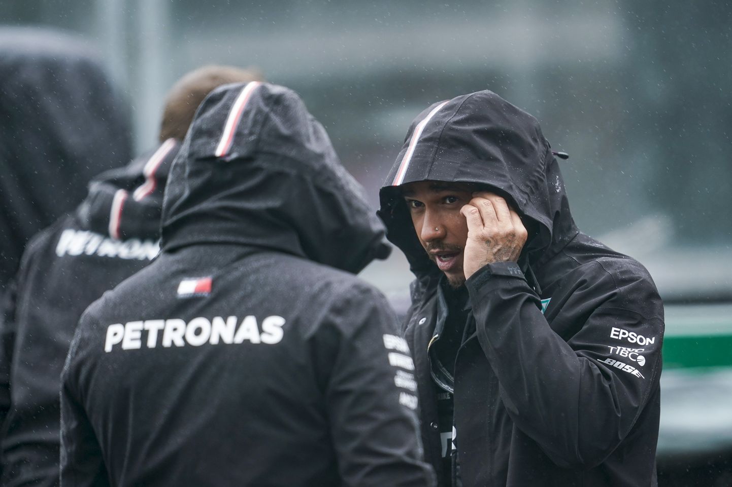Lewis Hamilton vihmases Belgias.