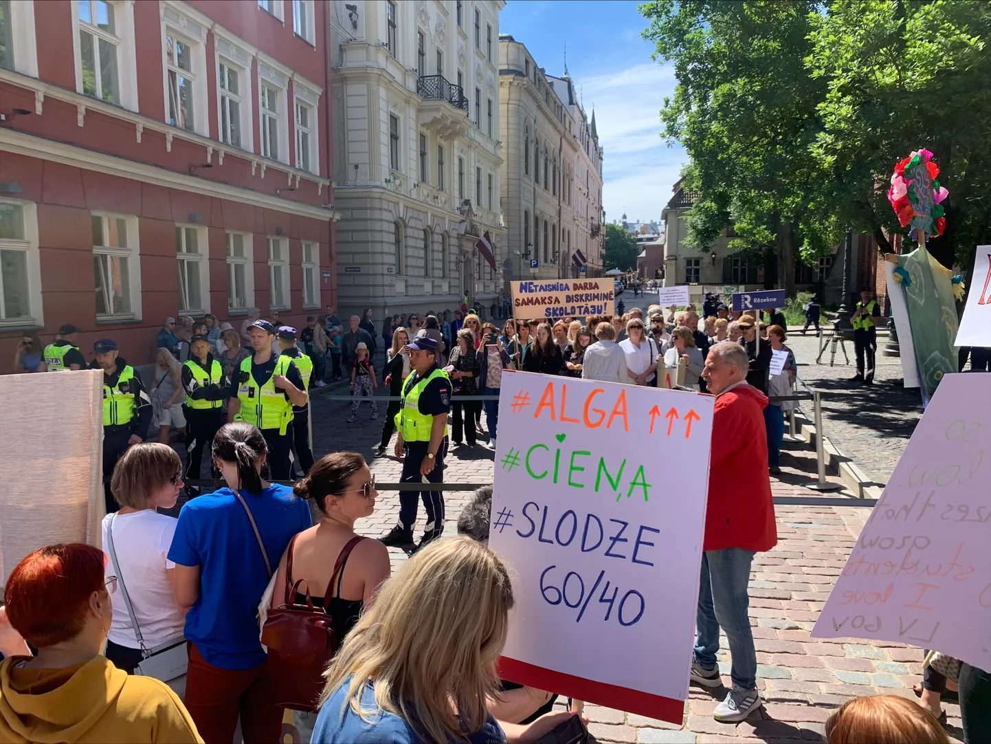 Latvijas mācībspēki piketē pie Saeimas ēkas