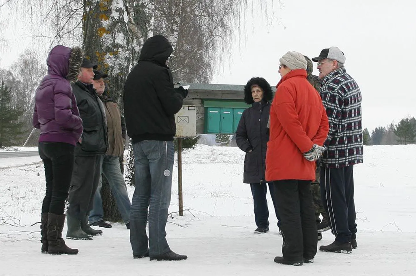 Eile oma postkastide juures «Sakalale» muret kurtnud Sinialliku küla elanike sõnul on hiline kojukanne võtnud neilt põhjuse ajalehti tellida.