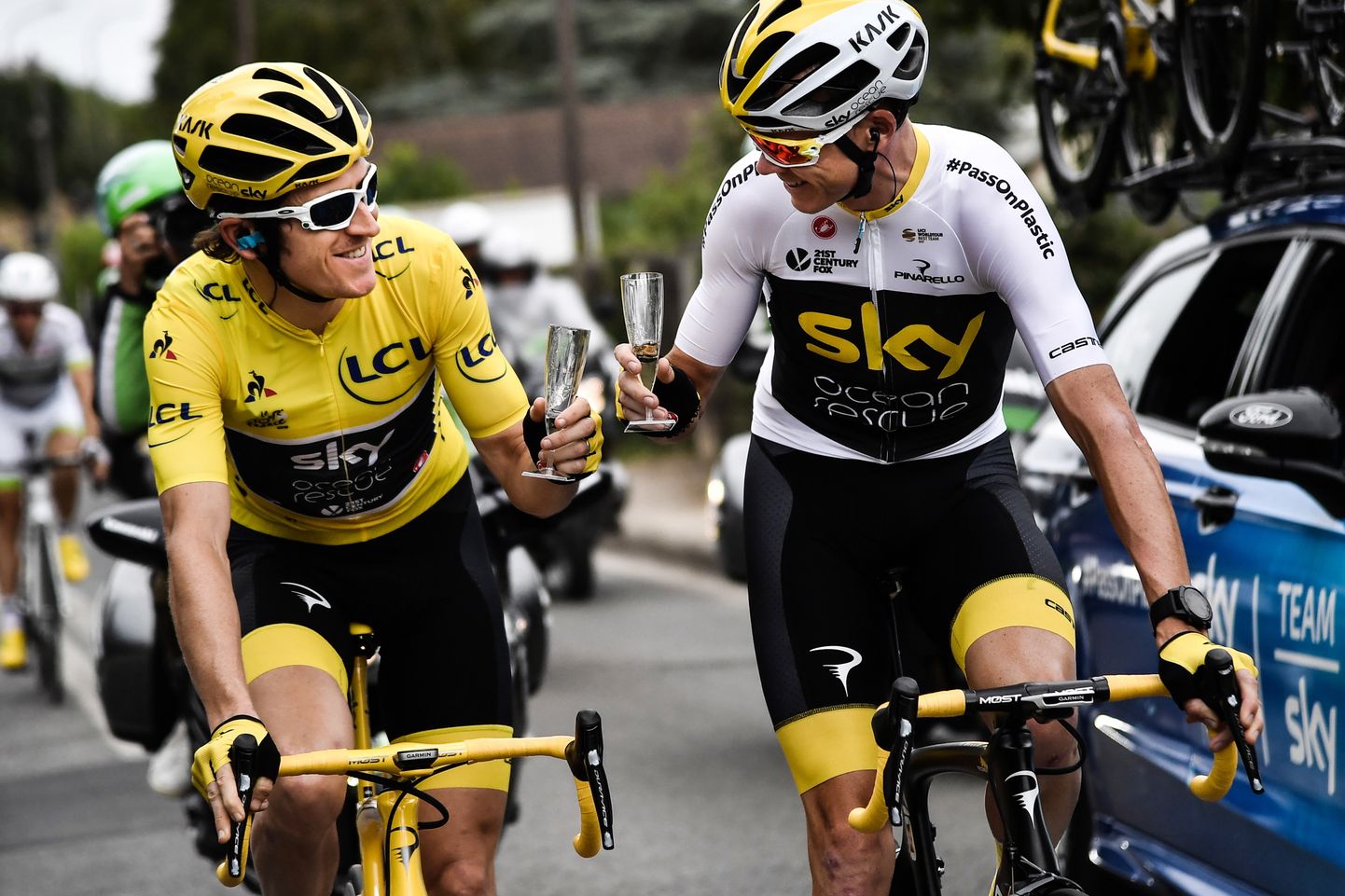 Chris Froome (paremal) loovutas mullu Tour de France'i võitja au tiimikaaslasele Geraint Thomasele, kuid tahab selle nüüd tagasi enda nimele võtta.