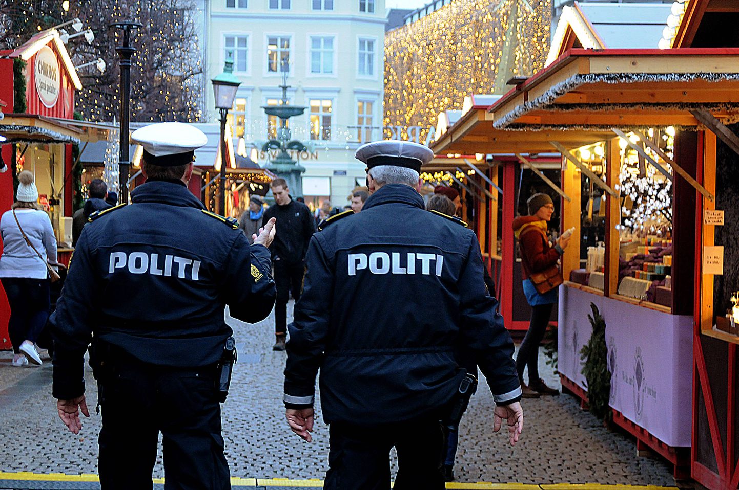 Politseinikud Kopenhaageni jõuluturul.