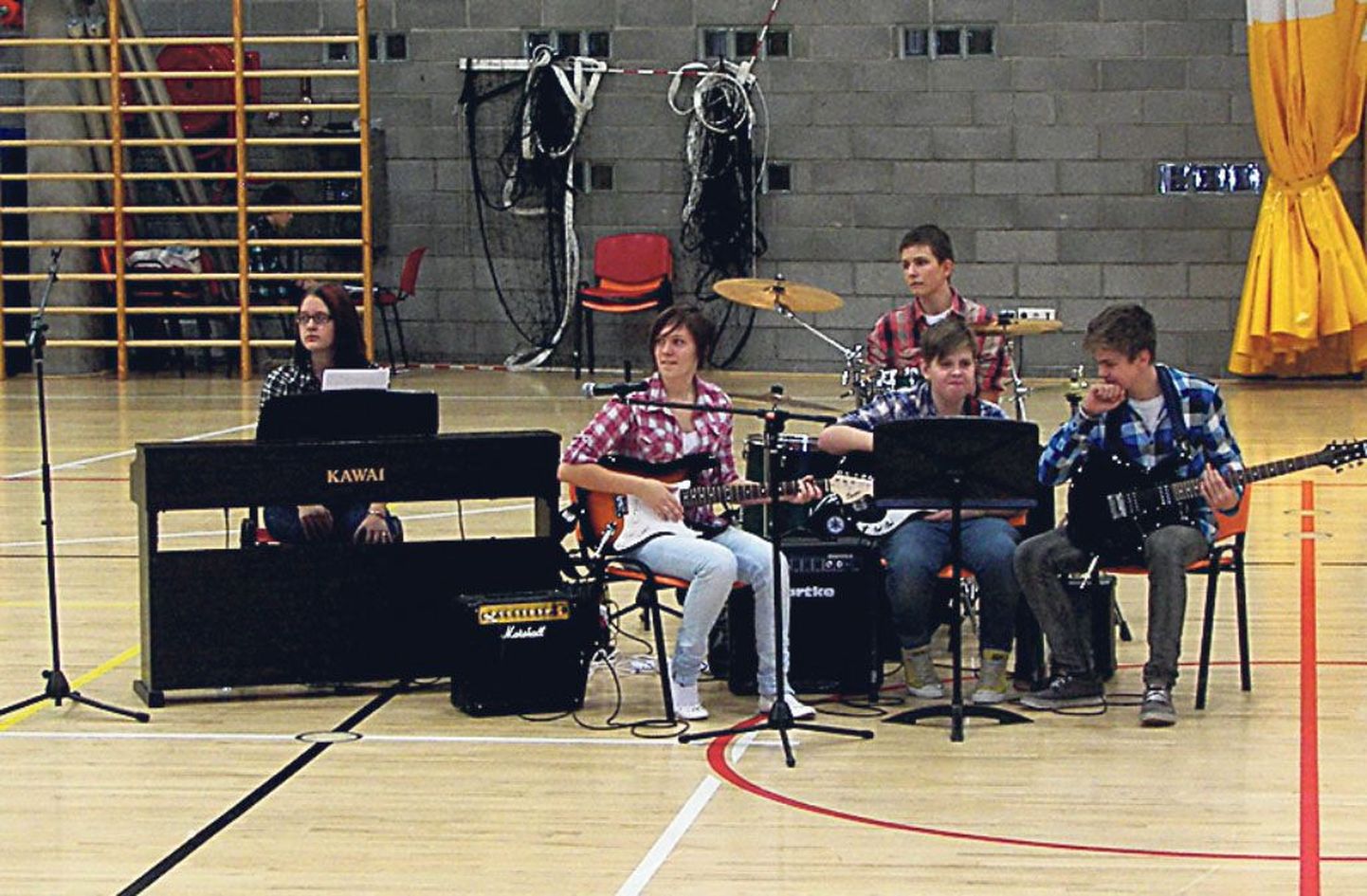 Koolimuusikaliks loodud bänd saatis soliste, kes laulsid Karoliine Kurvitsa (vasakult teine) kirjutatud laule.