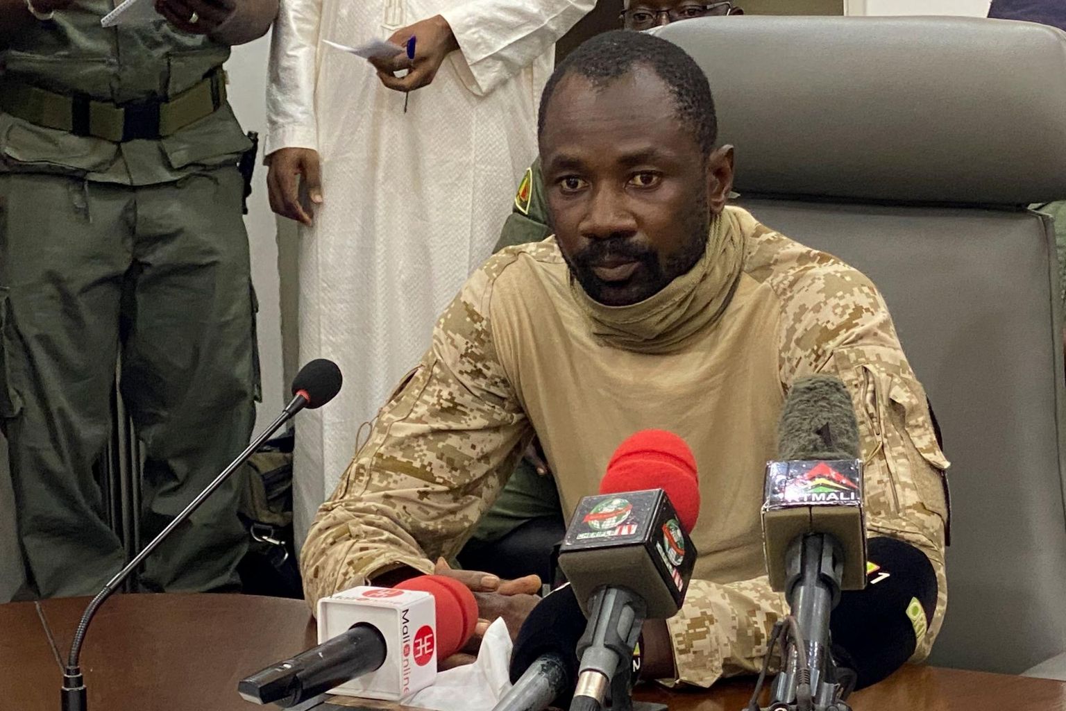 Kolonel Assimi Goïta mullu augustis pärast sõjaväelist riigipööret Mali pealinnas Bamakos ajakirjanike ees.