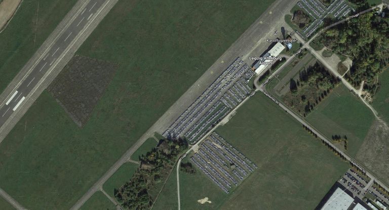 Google Maps satelītattēlos redzams, ka minētā lidlauka teritorija iepriekš izmantota automobiļu novietošanai