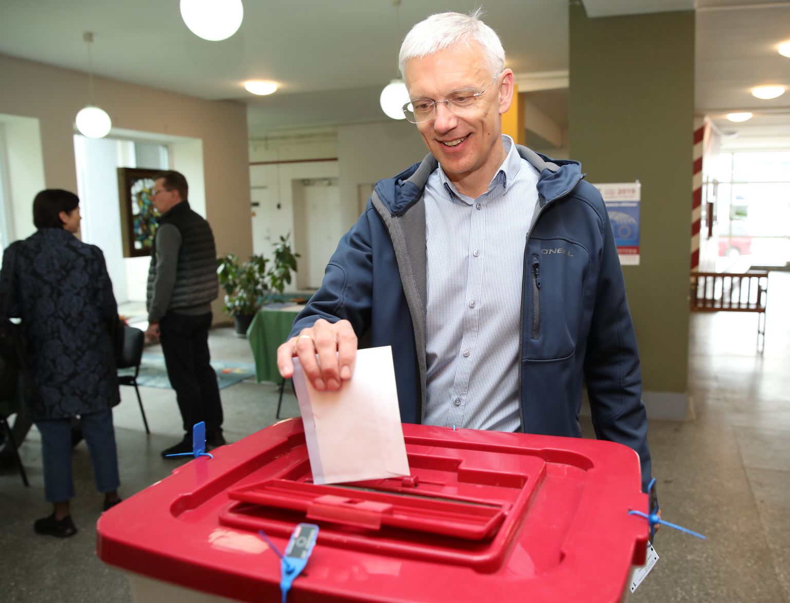 Премьер-министр Кришьянис Кариньш голосует на выборах в ЕП