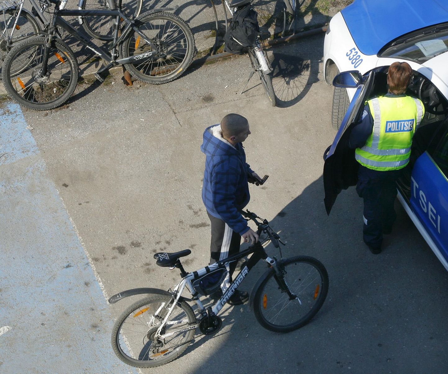 Politsei kontrollis noori jalgrattureid.