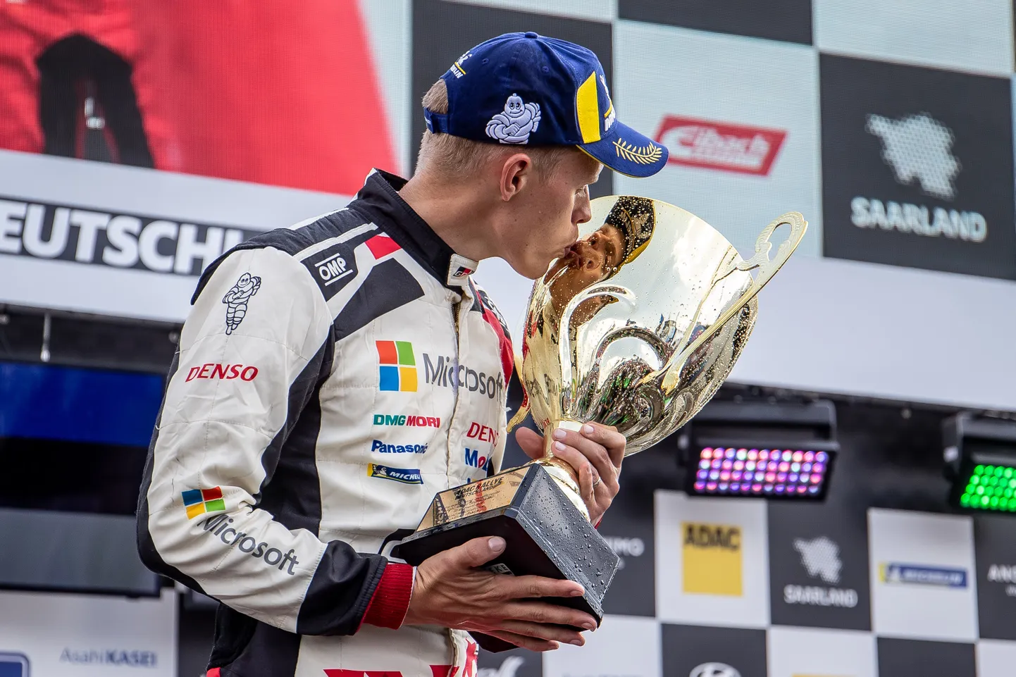 Ott Tänak Saksamaa ralli võidutrofeega.